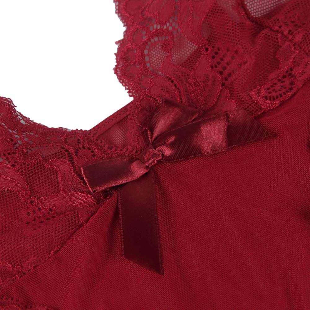 Nuisette rouge sexy en dentelle, décolleté plongeant et string inclus.