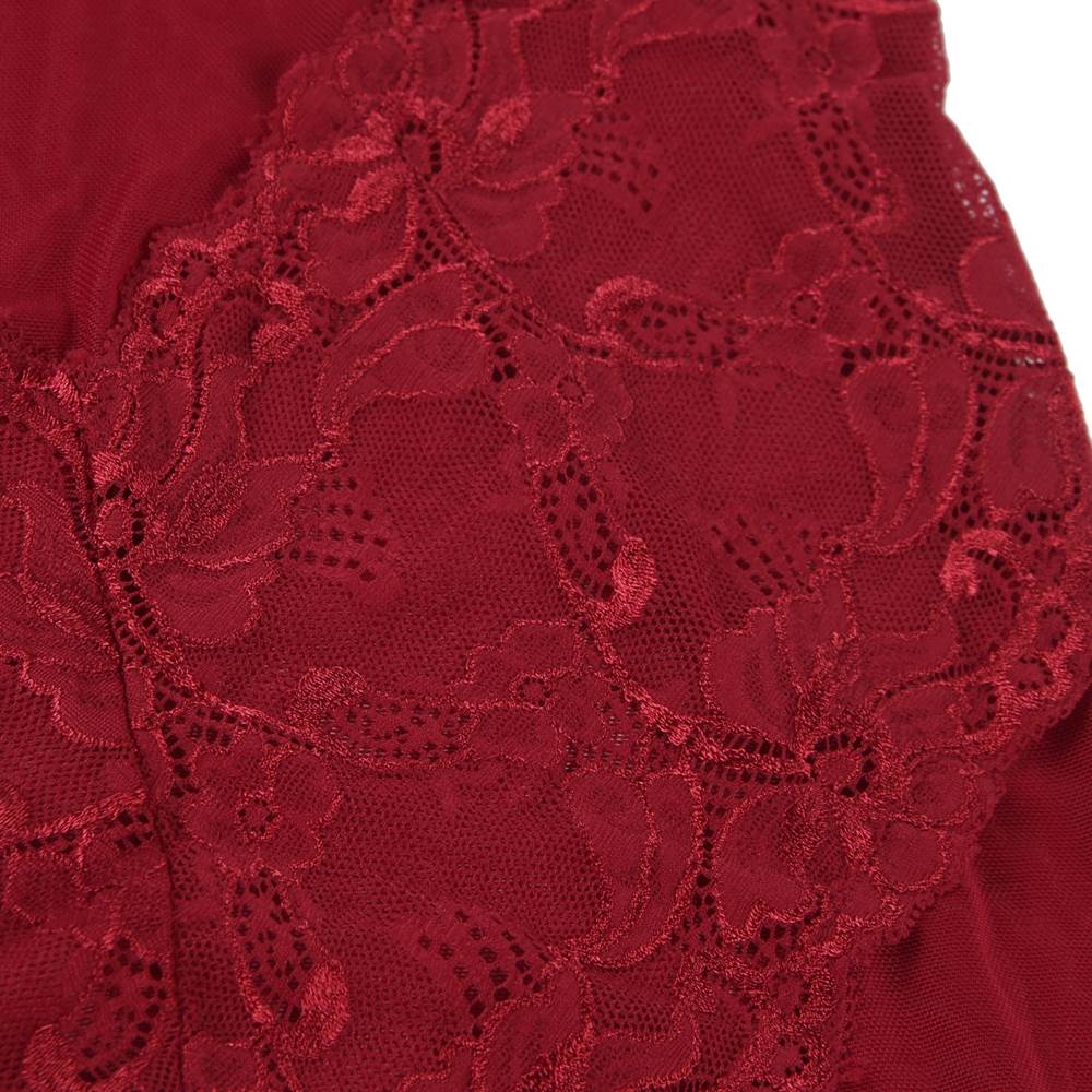 Nuisette rouge sexy en dentelle, décolleté plongeant et string inclus.