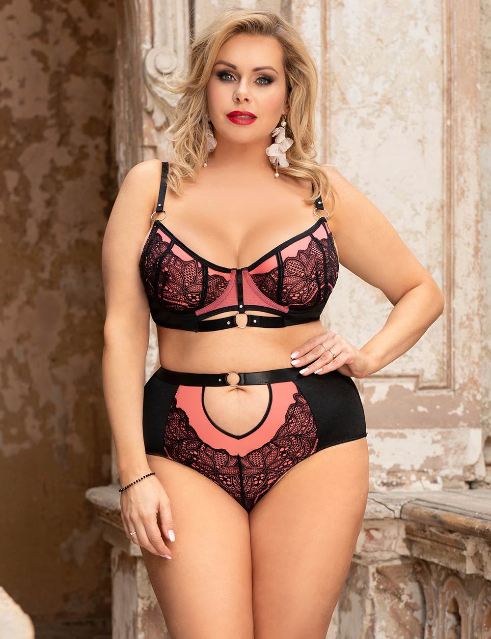 Ensemble soutien-gorge et armatures rose grande taille, orné d'une dentelle sexy exquise et délicate.