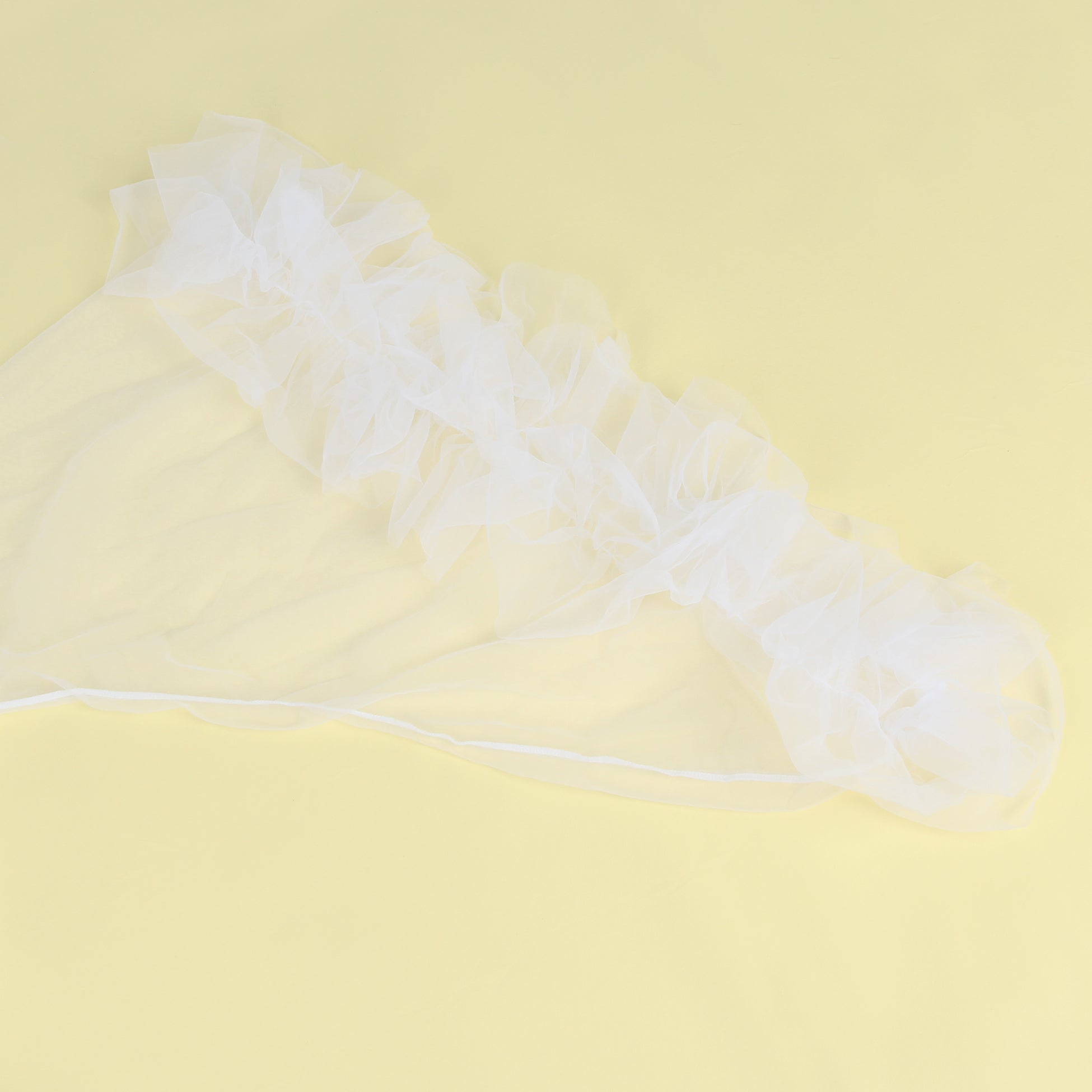 Robe longue blanche sexy à manches trompette à volants et ceinture