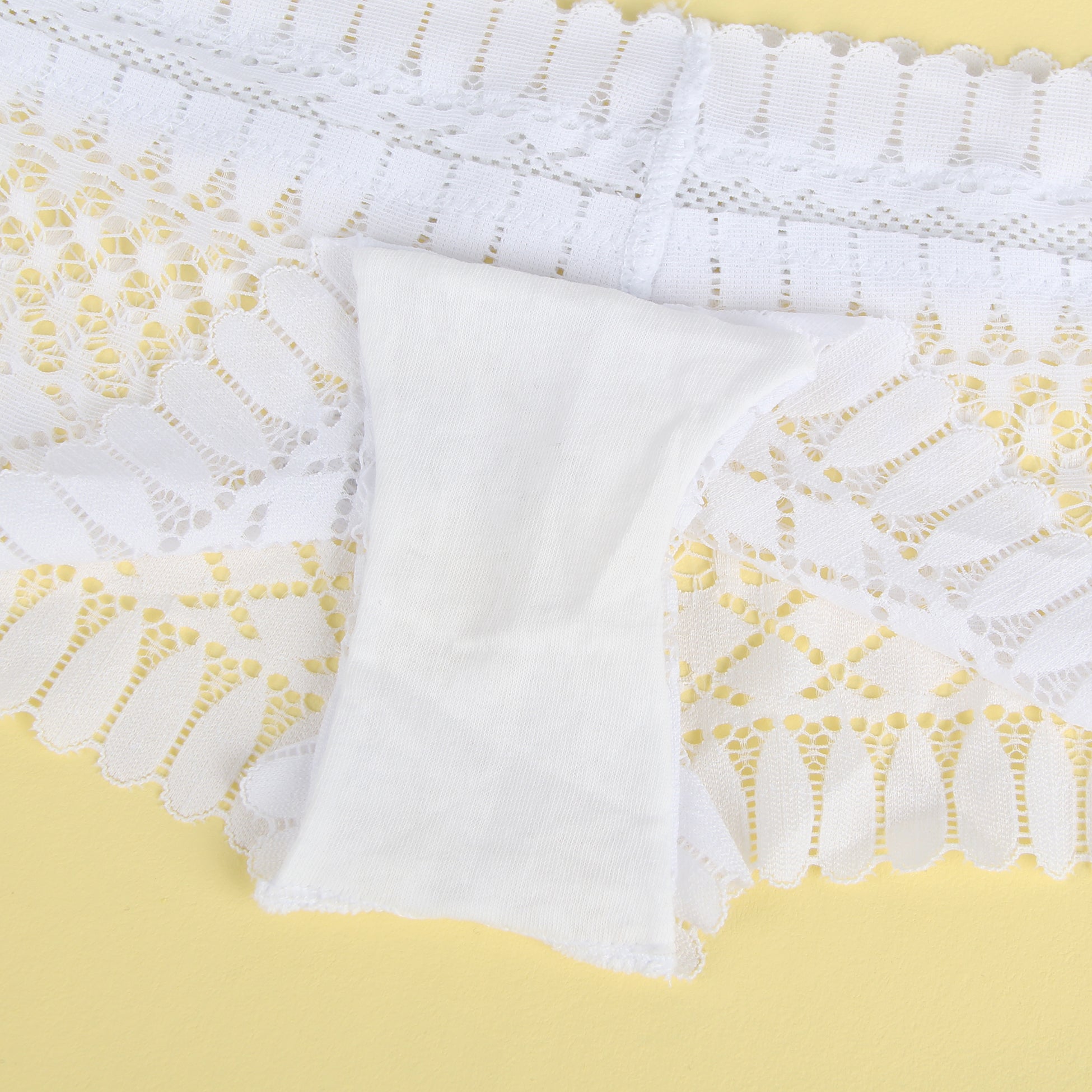 Weißer, sexy Slip mit federförmiger Spitze