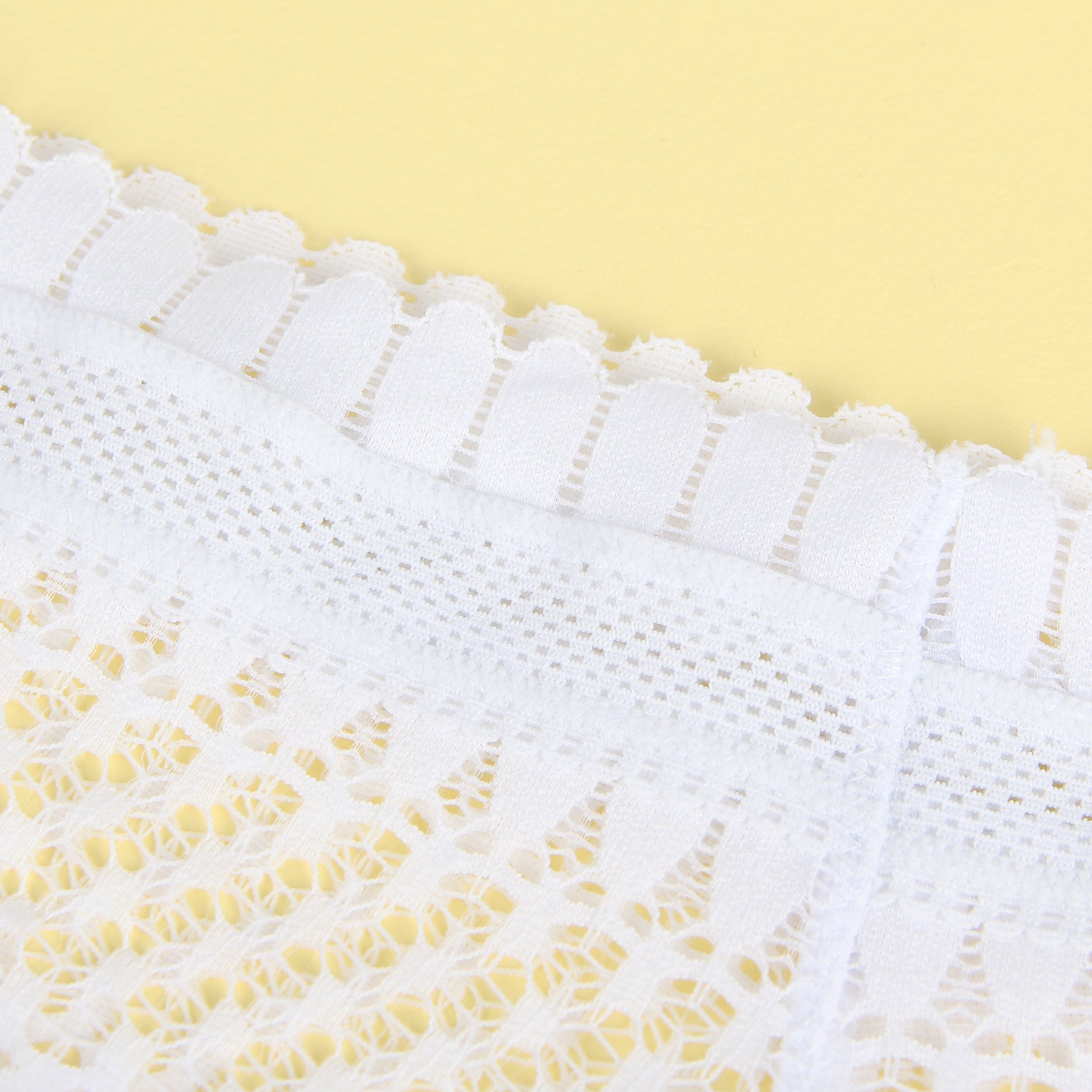 Weißer, sexy Slip mit federförmiger Spitze