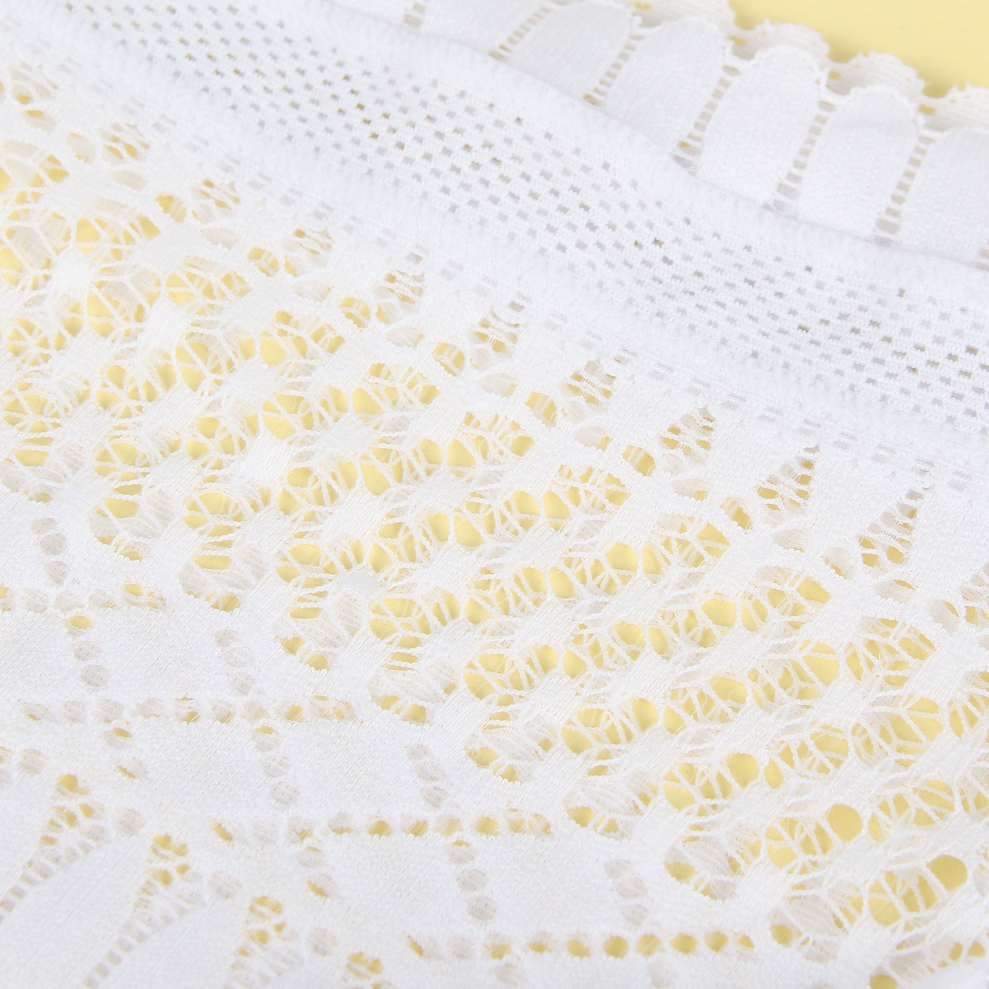 Weißer, sexy Slip mit federförmiger Spitze