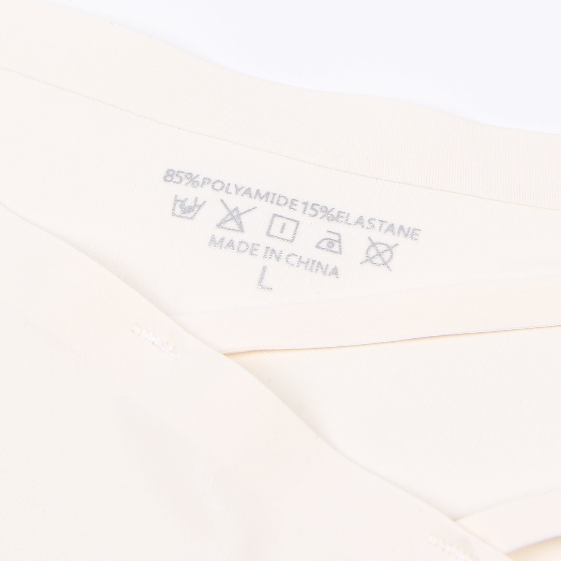 Beigefarbener, sexy, nahtloser Slip mit Schnallenverzierung