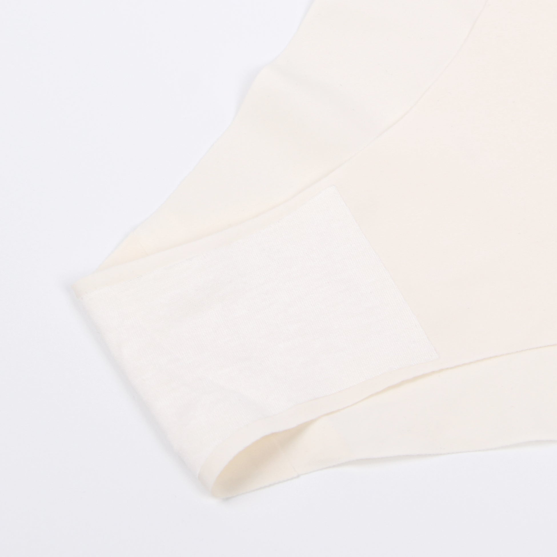 Beigefarbener, sexy, nahtloser Slip mit Schnallenverzierung