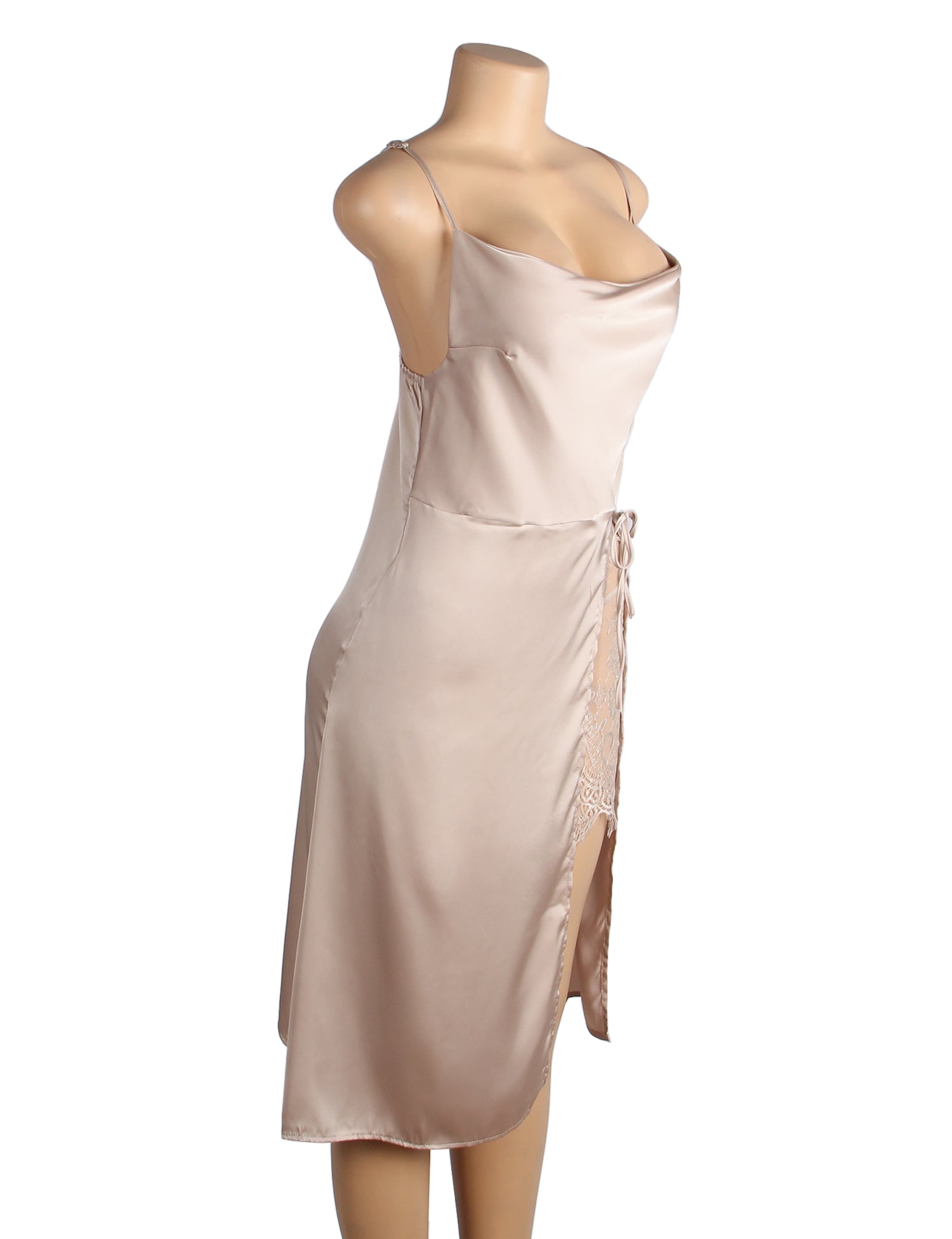 Nacktes, sexy, rückenfreies Nachthemd mit Trägern und Schlitz