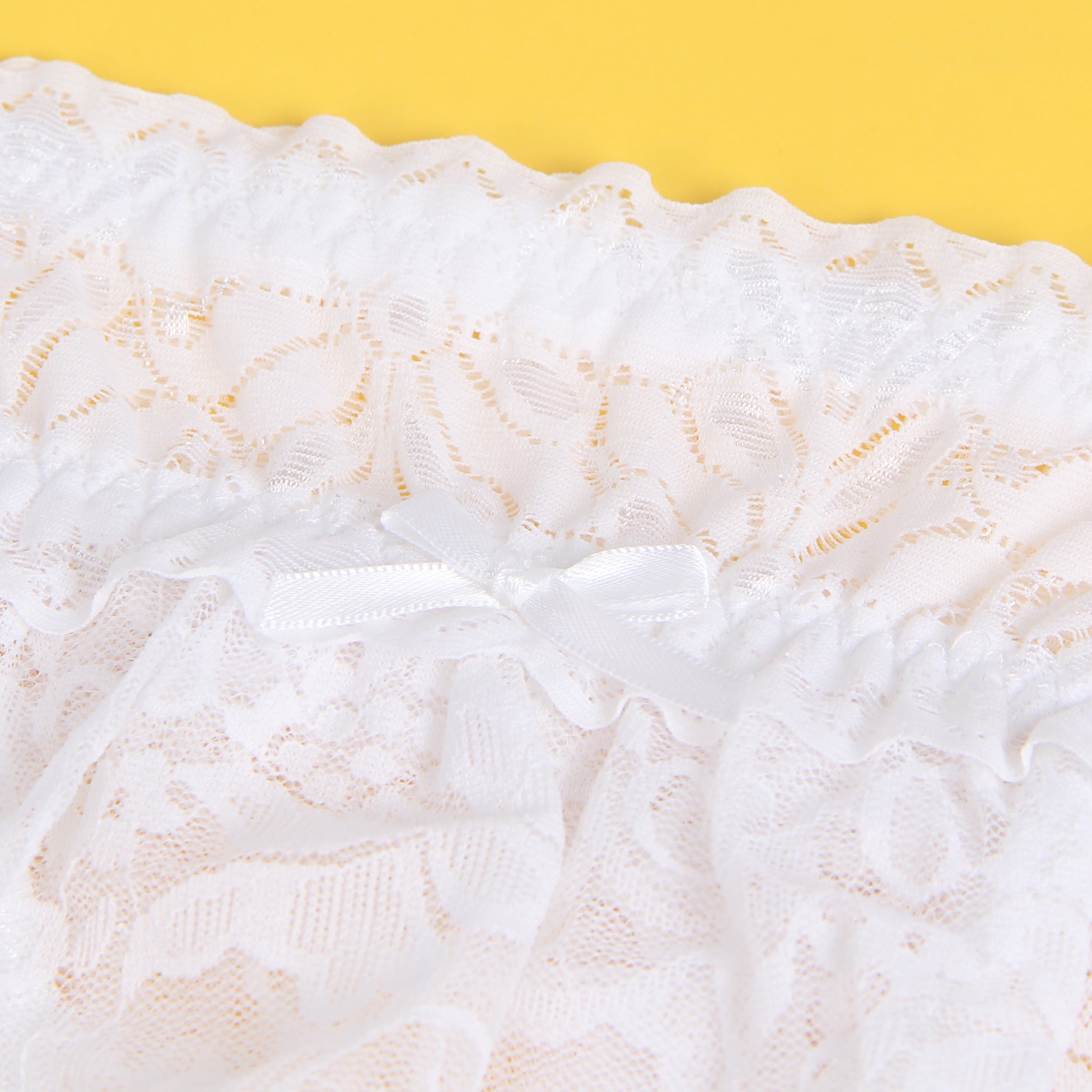 Culotte porte-jarretelles en dentelle blanche sexy avec boucles métalliques