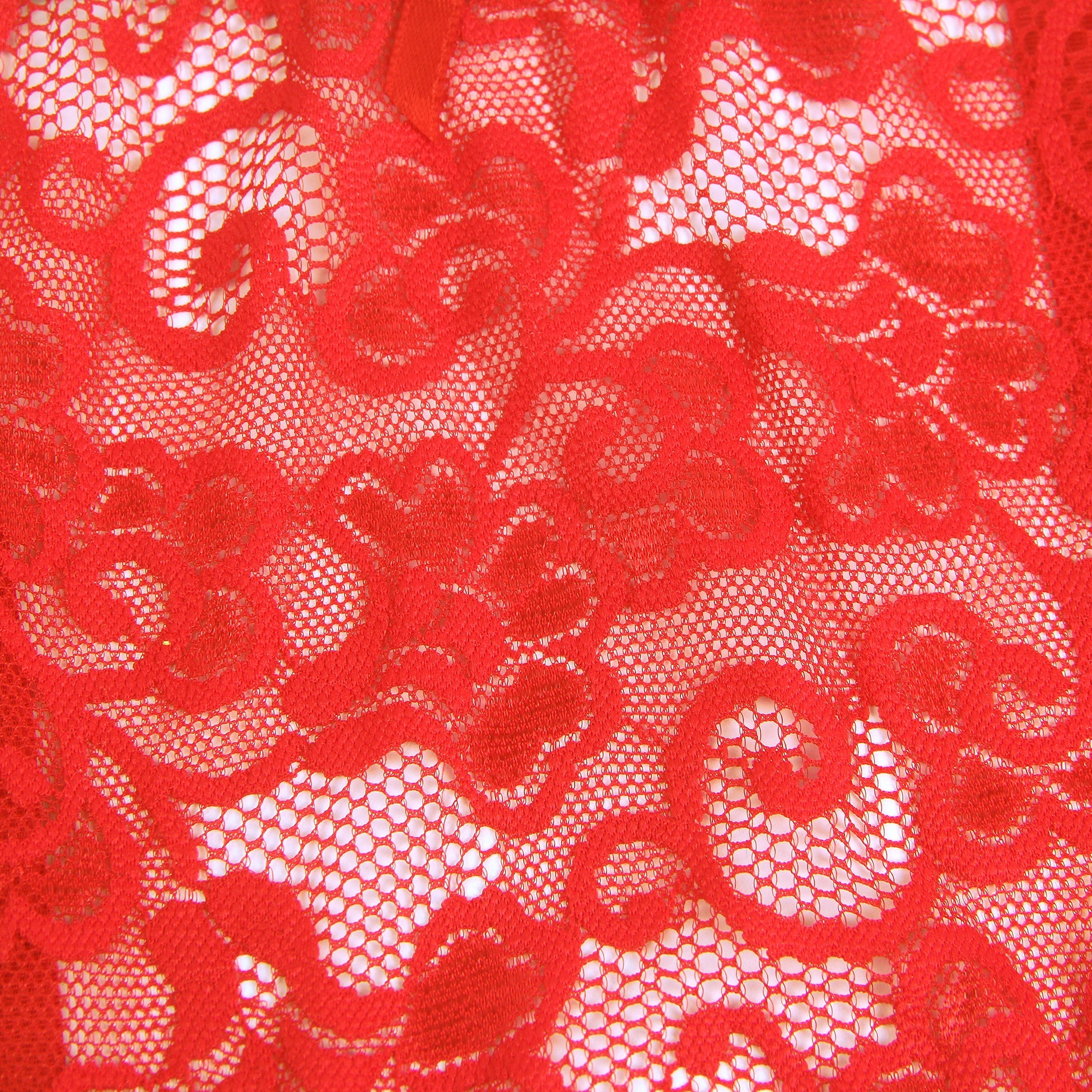 Roter, sexy Spitzenstrumpfgürtel mit Metallschnallen