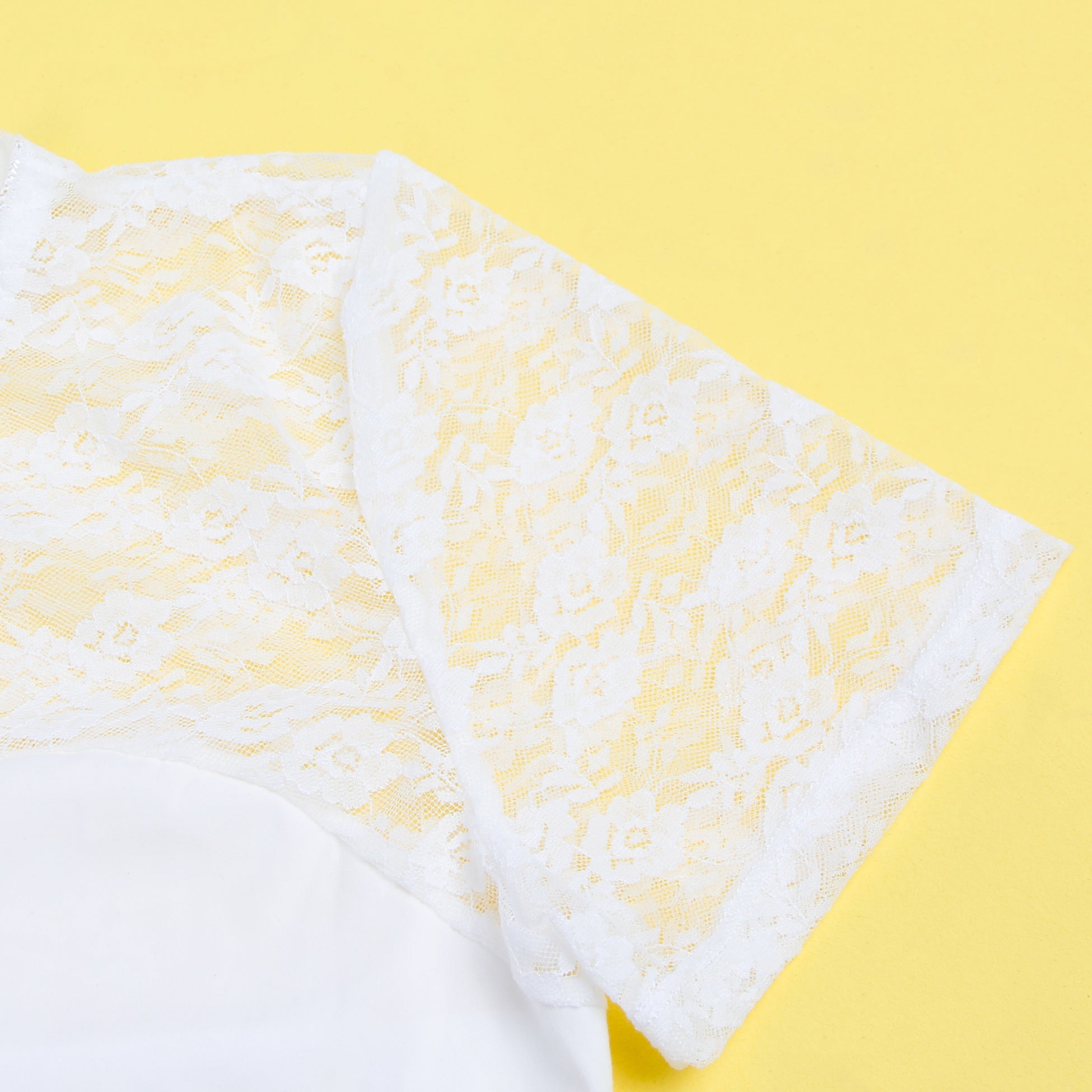 Weißer, sexy Spitzenbody mit offenem Schritt und kurzen Ärmeln