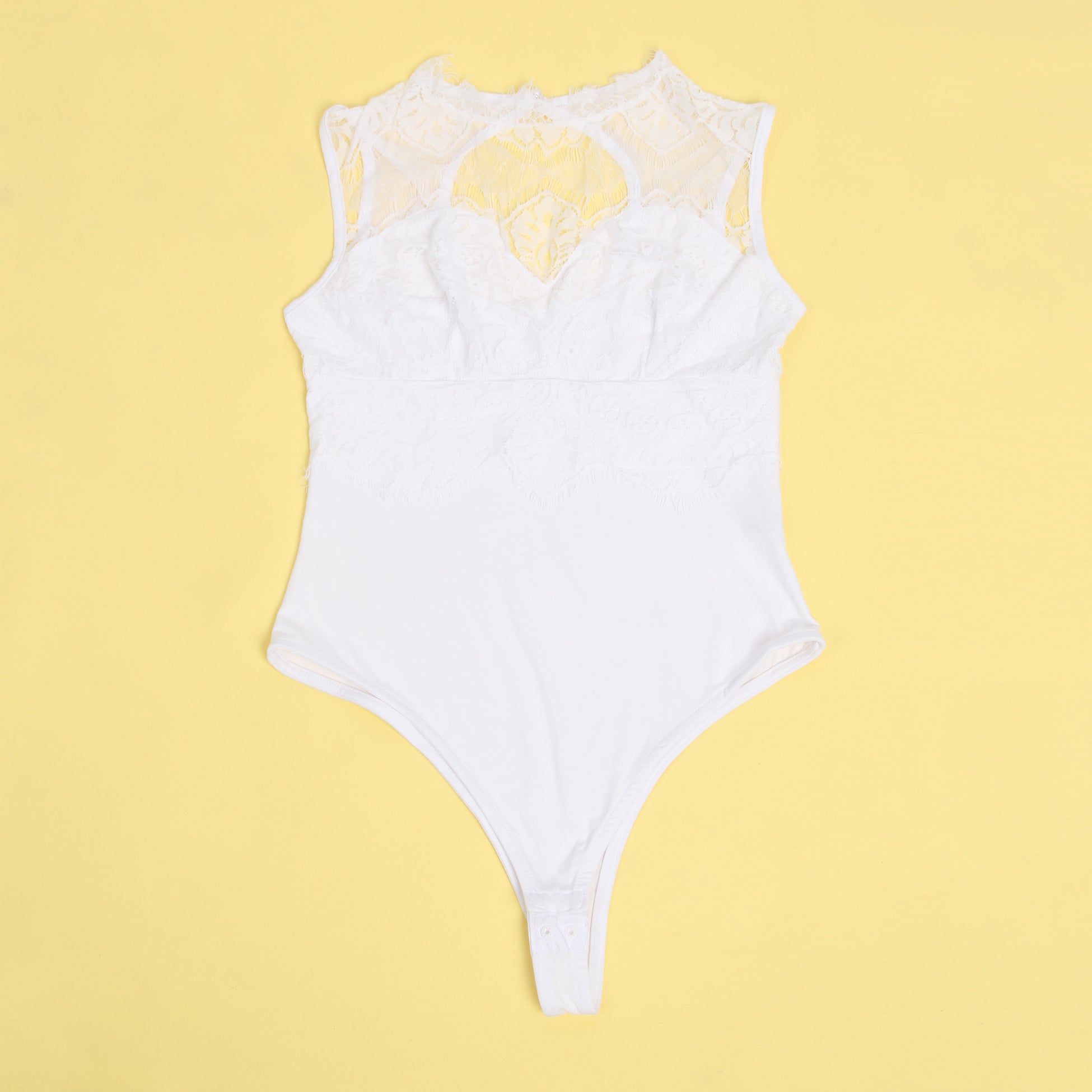 Weißer, sexy ärmelloser Body mit Wimpernspitze und offenem Schritt