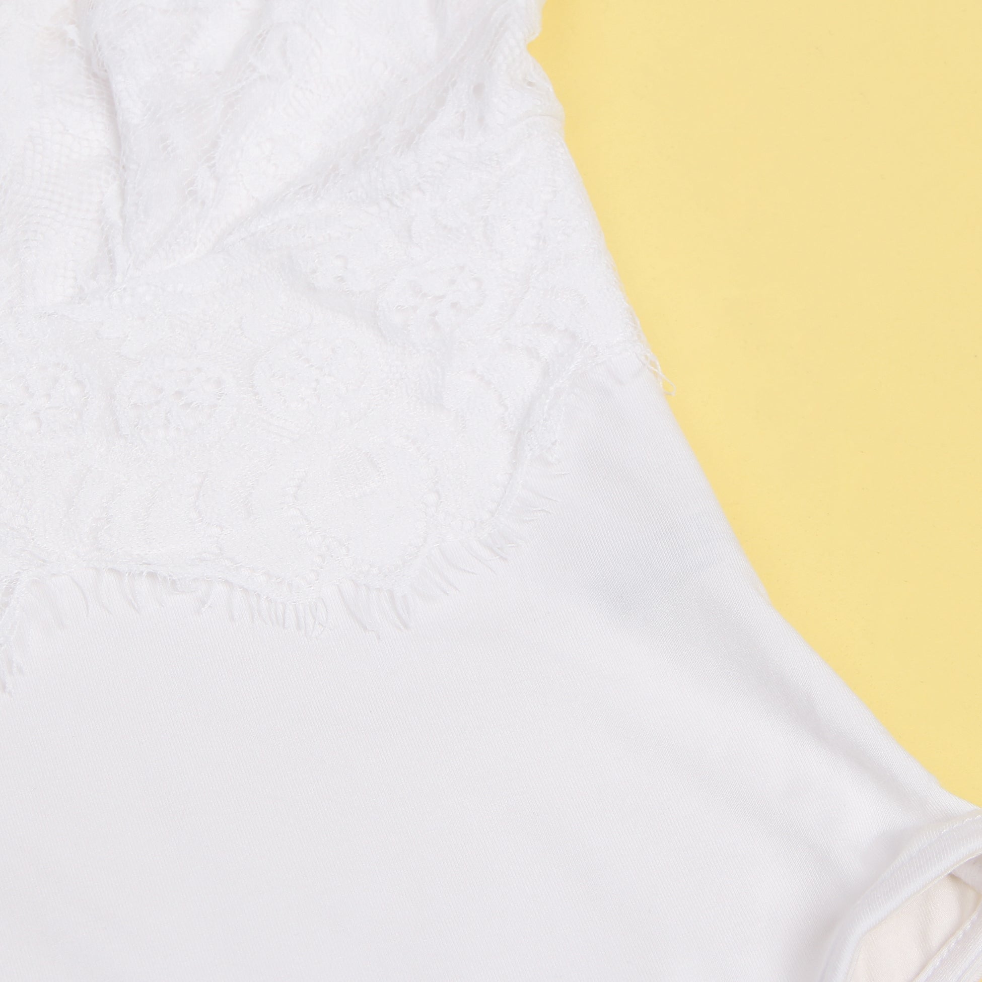 Weißer, sexy ärmelloser Body mit Wimpernspitze und offenem Schritt