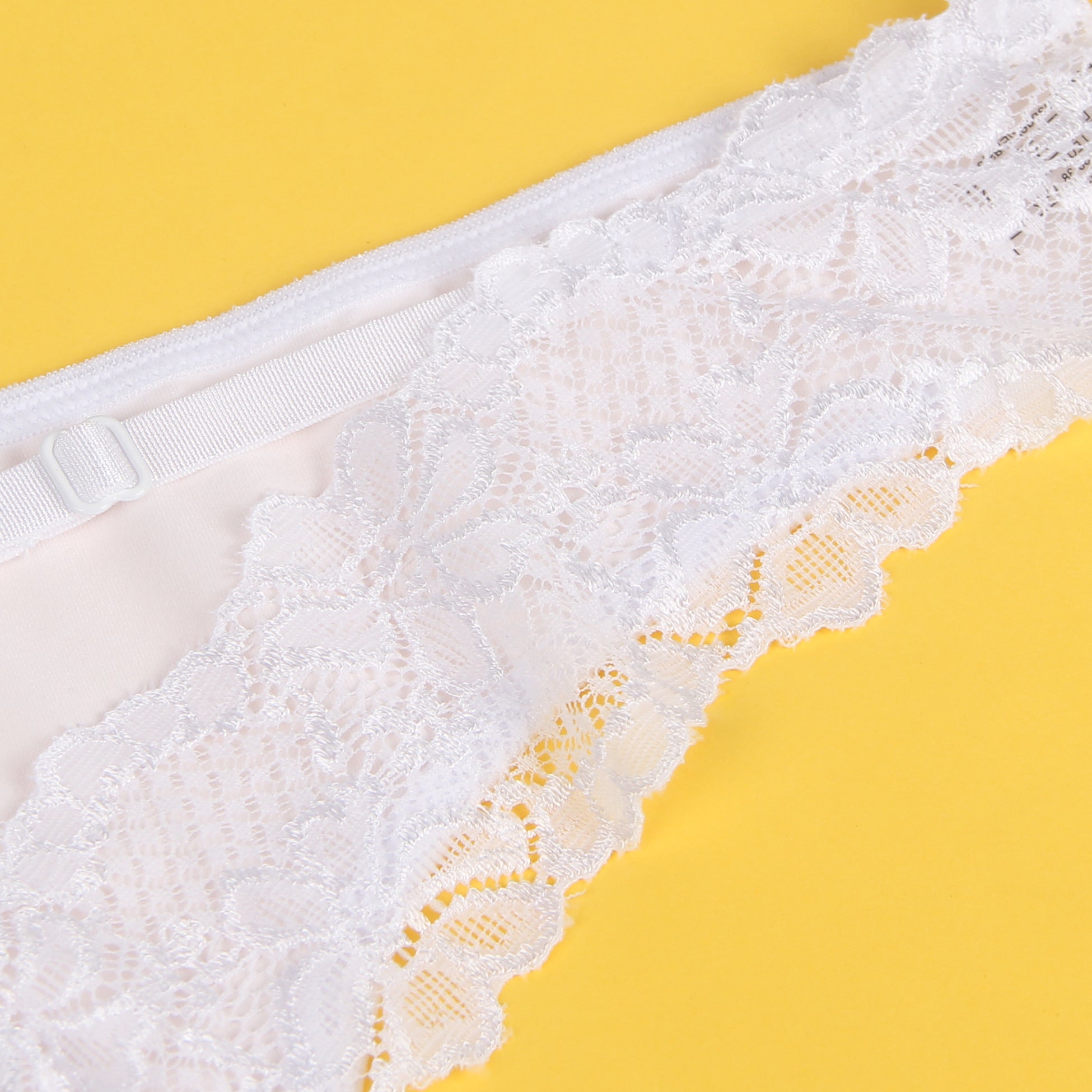 Weißer, sexy Spitzenhöschen mit Cut-Outs