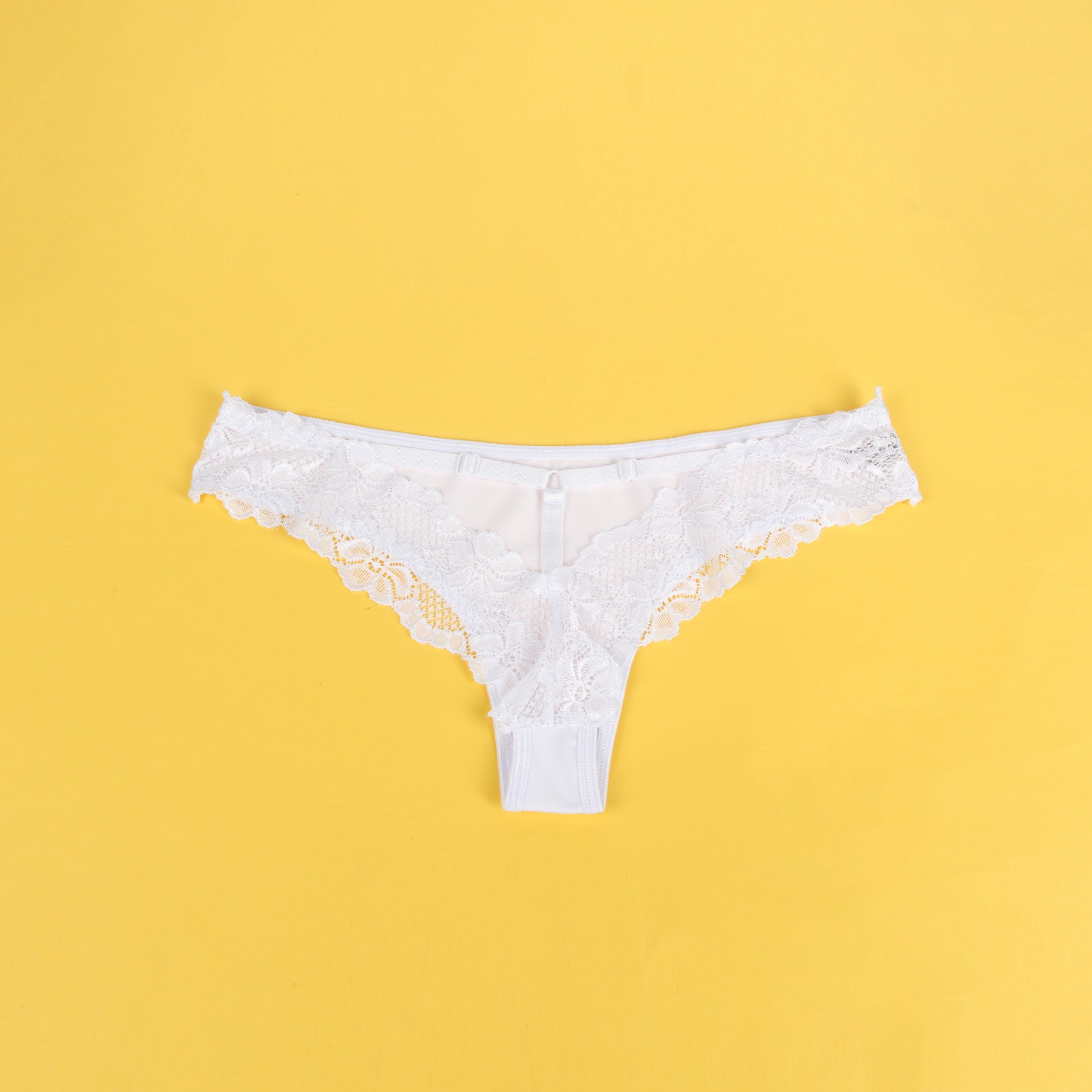 Weißer, sexy Spitzenhöschen mit Cut-Outs