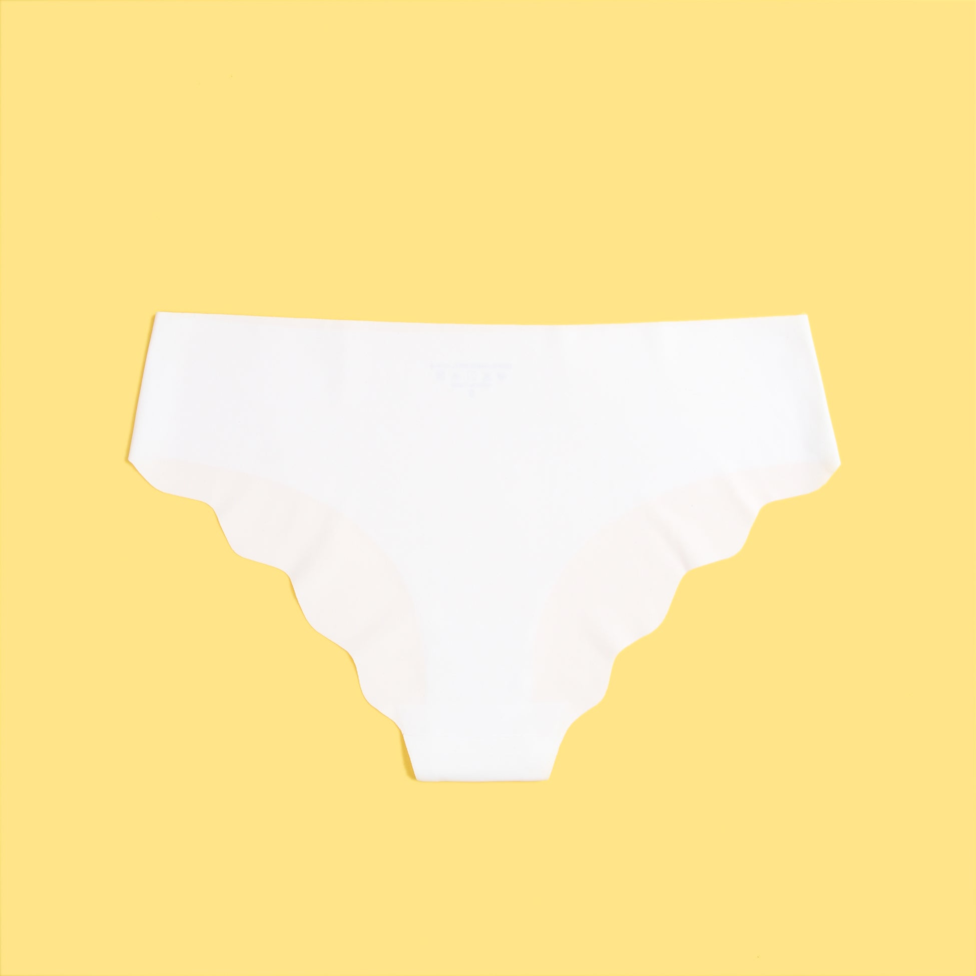 Culotte blanche sexy en soie glacée à bords ondulés et sans coutures