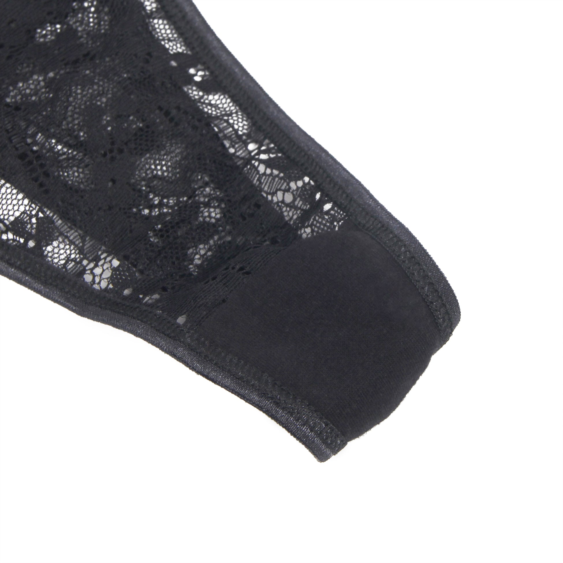 Schwarzer, sexy Spitzen-Tanga mit LOVE-Buchstaben und Strasssteinen