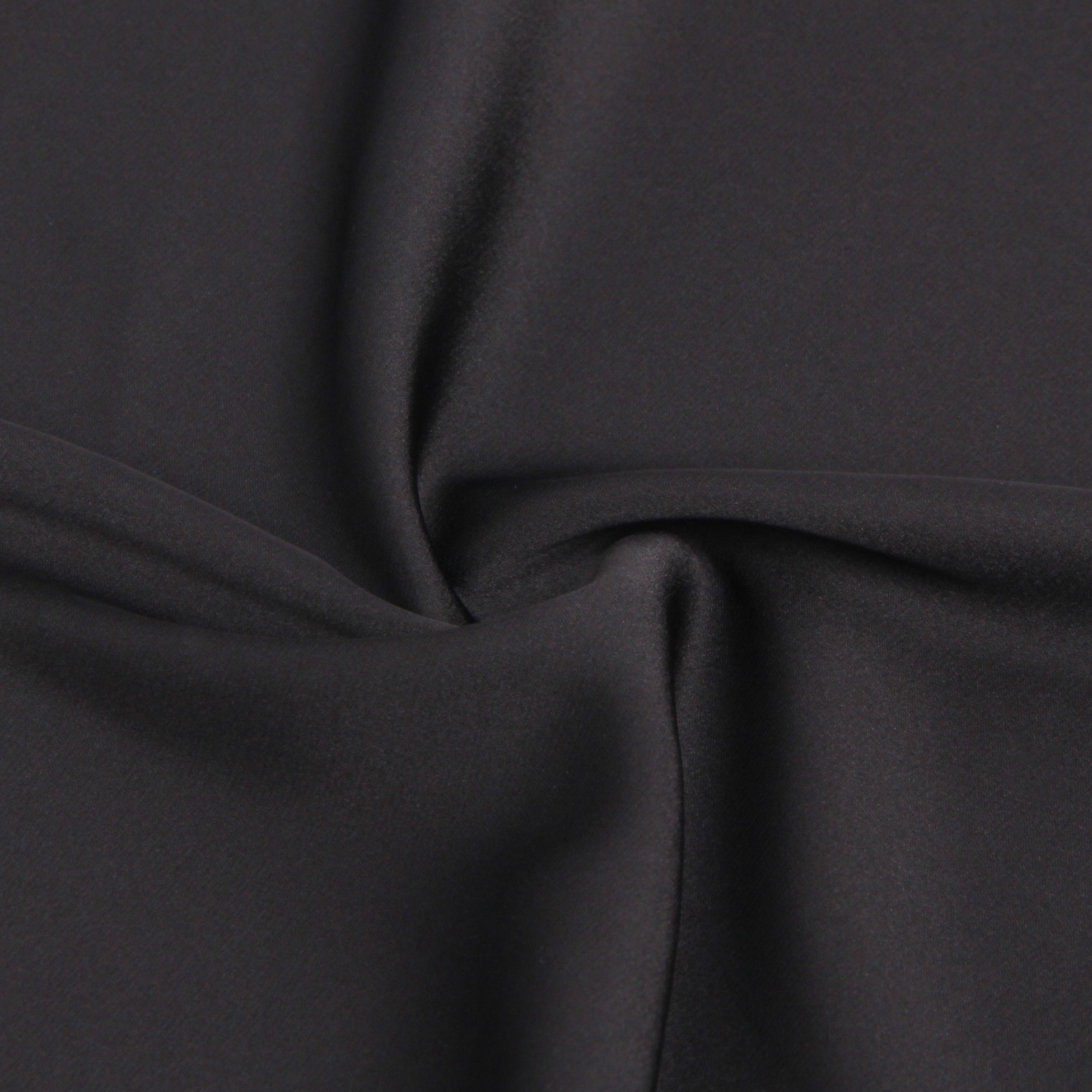 Schwarzes, sexy Satin-Nachthemd mit Wimpernspitze und Strumpfhaltern