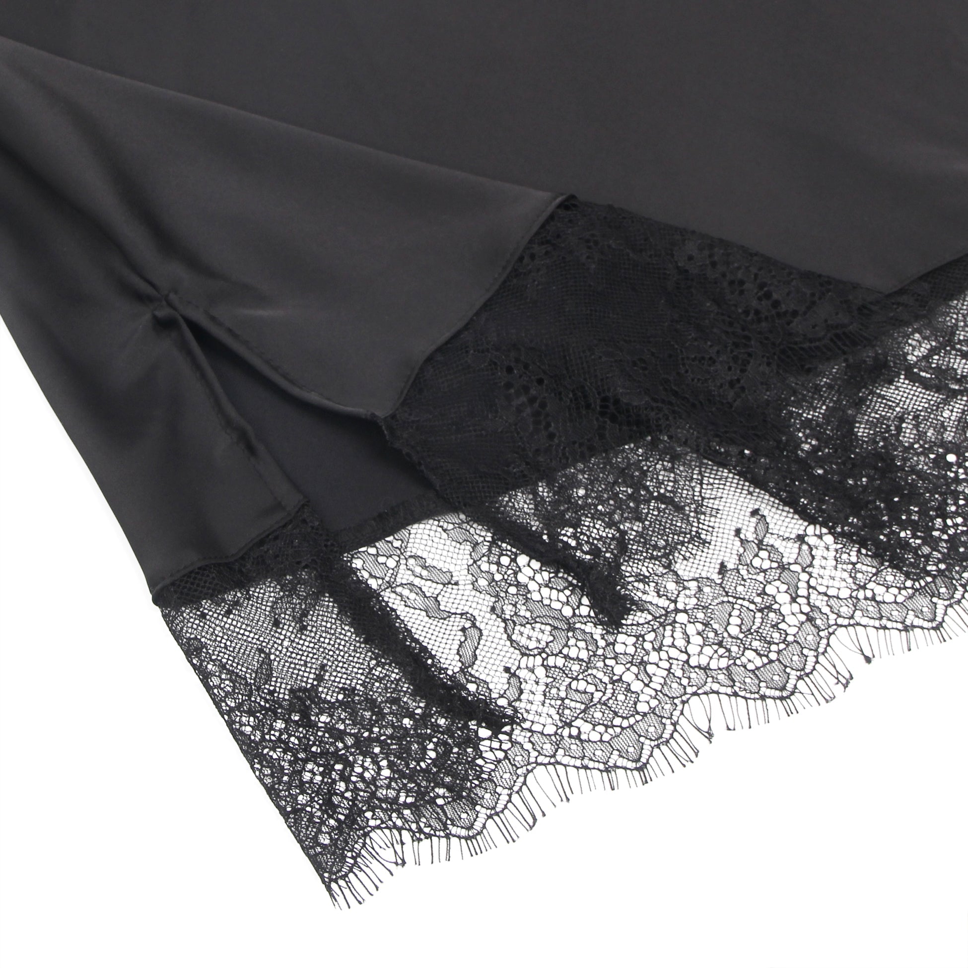 Schwarzes, sexy Satin-Nachthemd mit Wimpernspitze und Strumpfhaltern