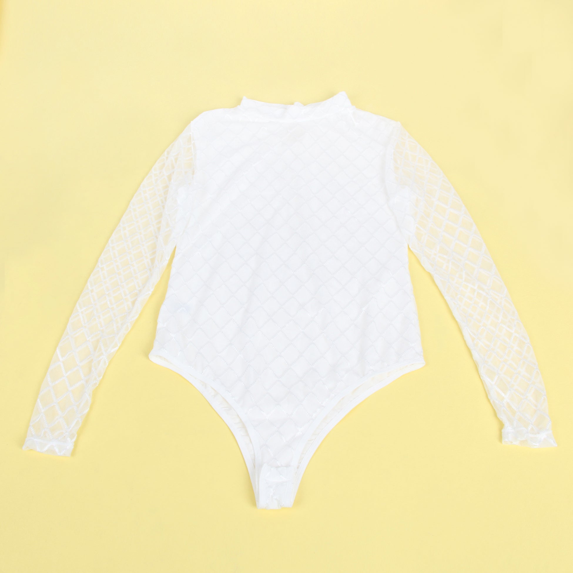 Weißer minimalistischer Mesh-Body mit hohem Kragen