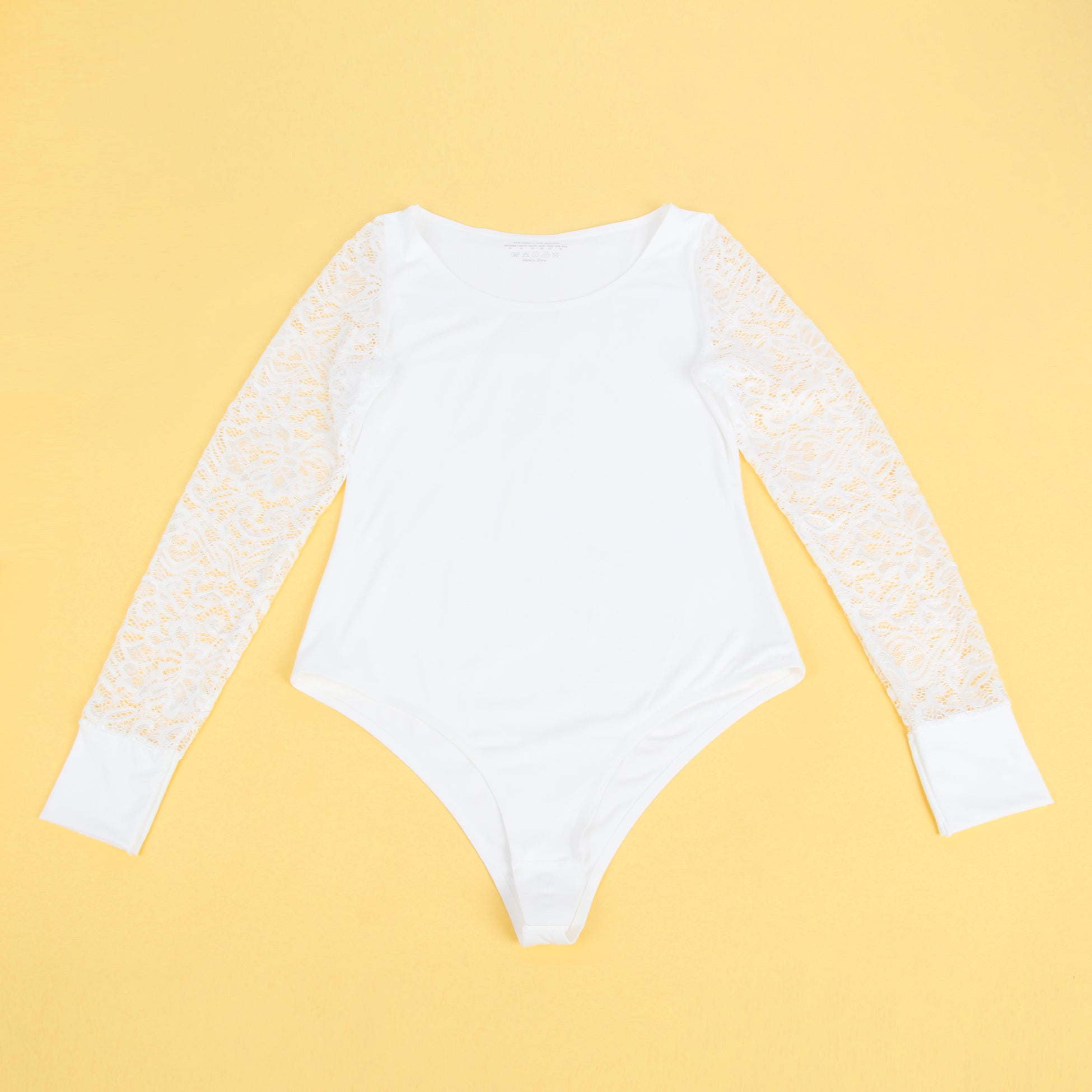 Weißer, sexy Badeanzug aus Spitzenstoff mit Ärmeln, Rundhalsausschnitt und offenem Schritt