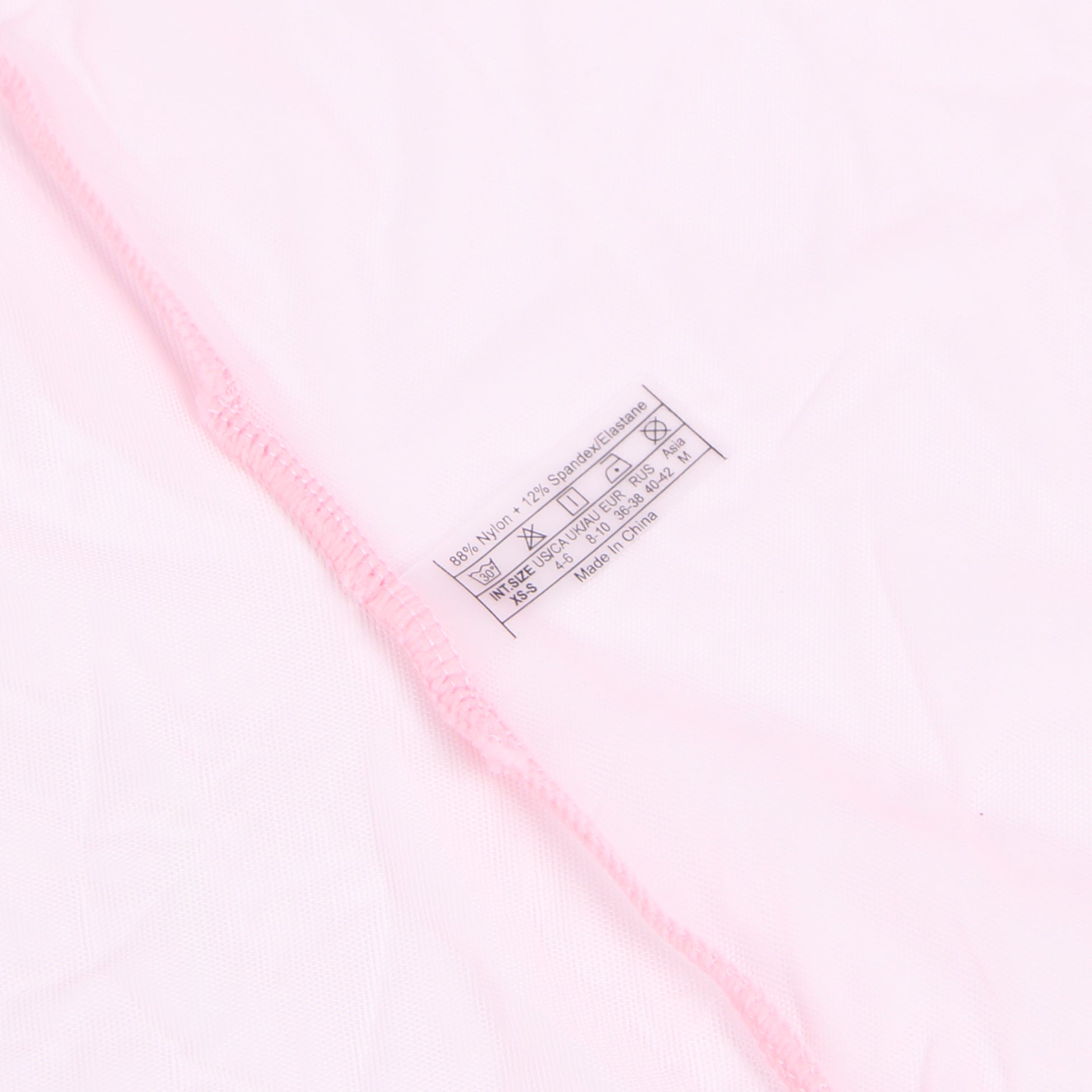 Pinkfarbener, sexy langer Morgenmantel aus Mesh mit Imitationspelzbesatz und Gürtel