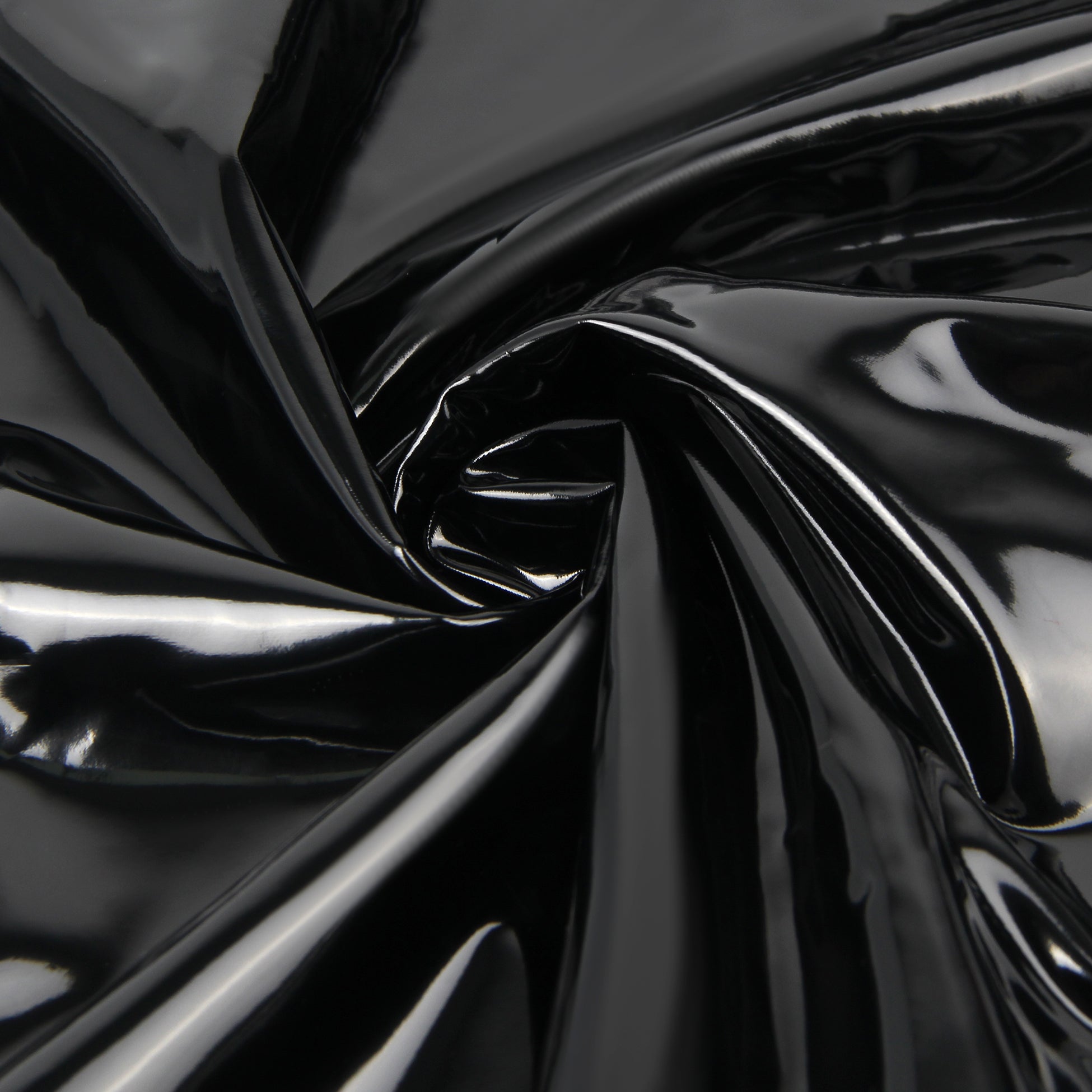 Schwarzes, sexy Nachthemd mit tiefem V-Ausschnitt und Wet-Look-Kunstleder-Trägern