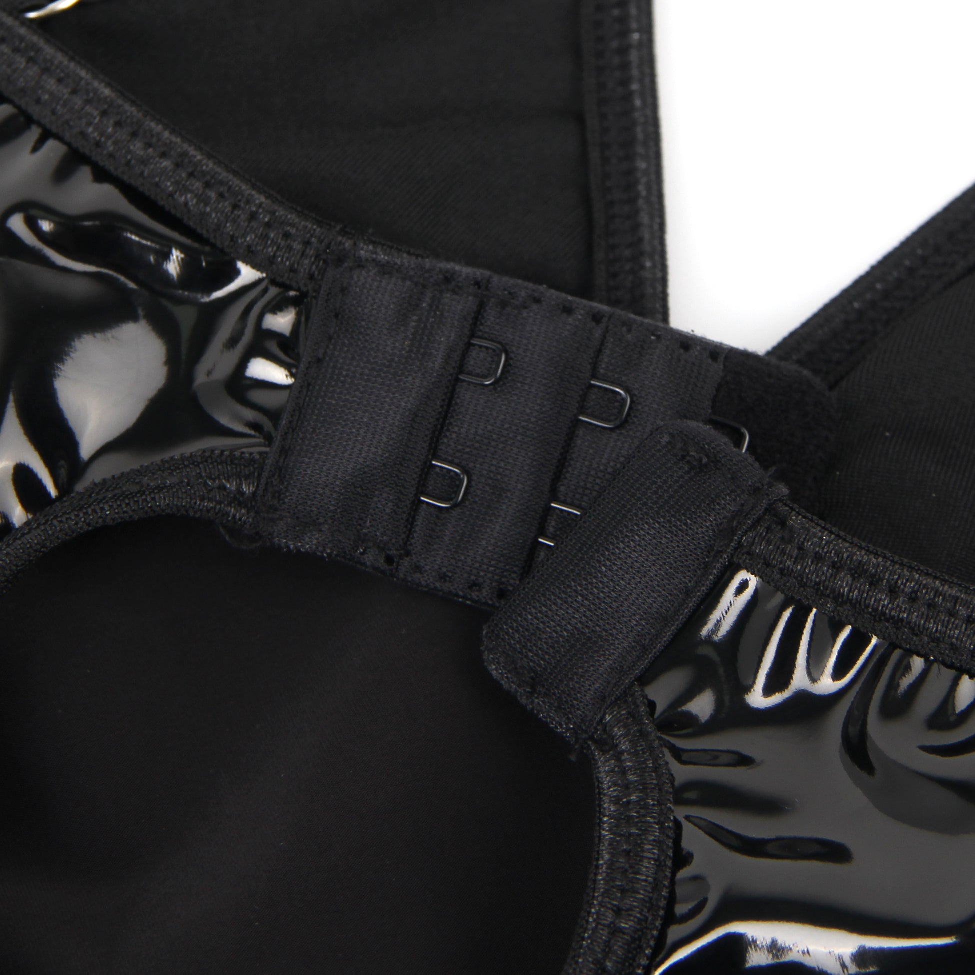 Schwarzes, sexy Nachthemd mit tiefem V-Ausschnitt und Wet-Look-Kunstleder-Trägern