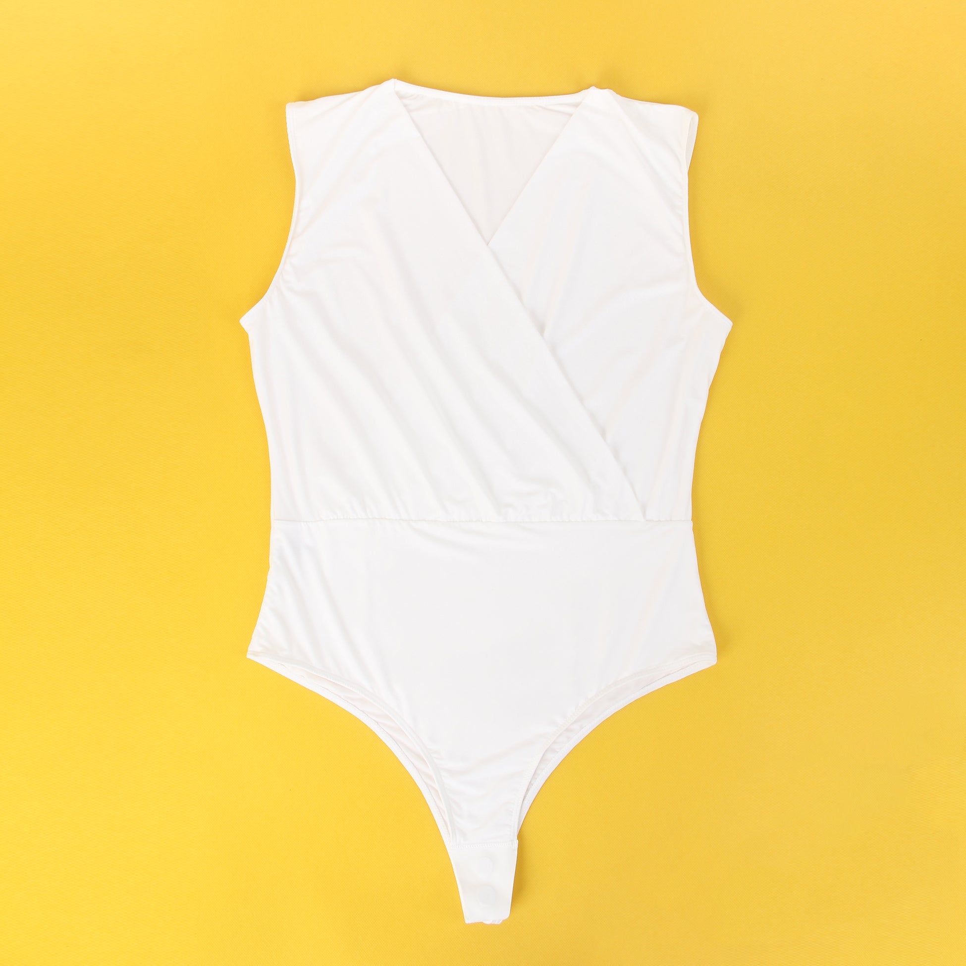 Weißer, sexy Badeanzug aus tief ausgeschnittenem, ärmellosem Stoff mit offenem Schritt