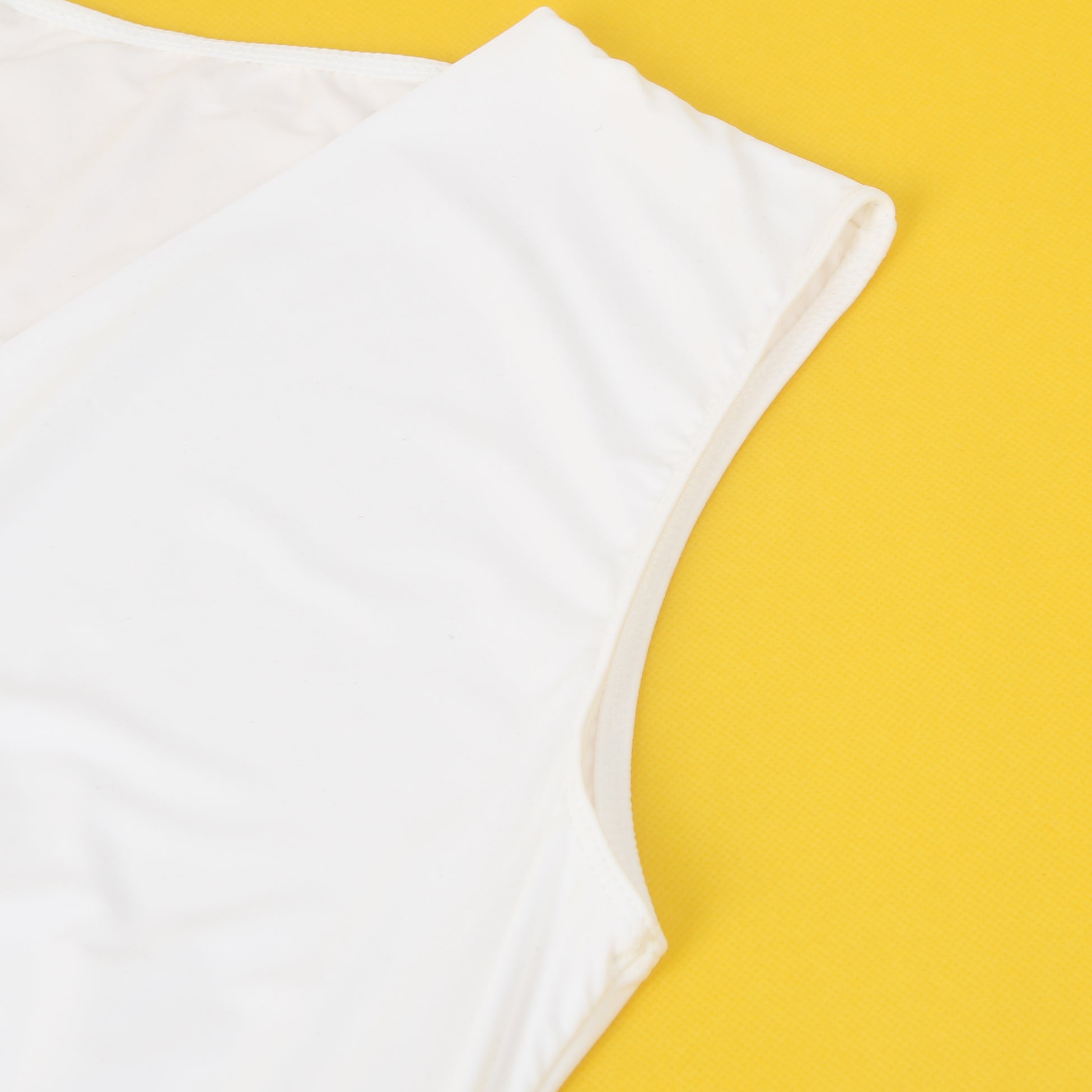 Weißer, sexy Badeanzug aus tief ausgeschnittenem, ärmellosem Stoff mit offenem Schritt