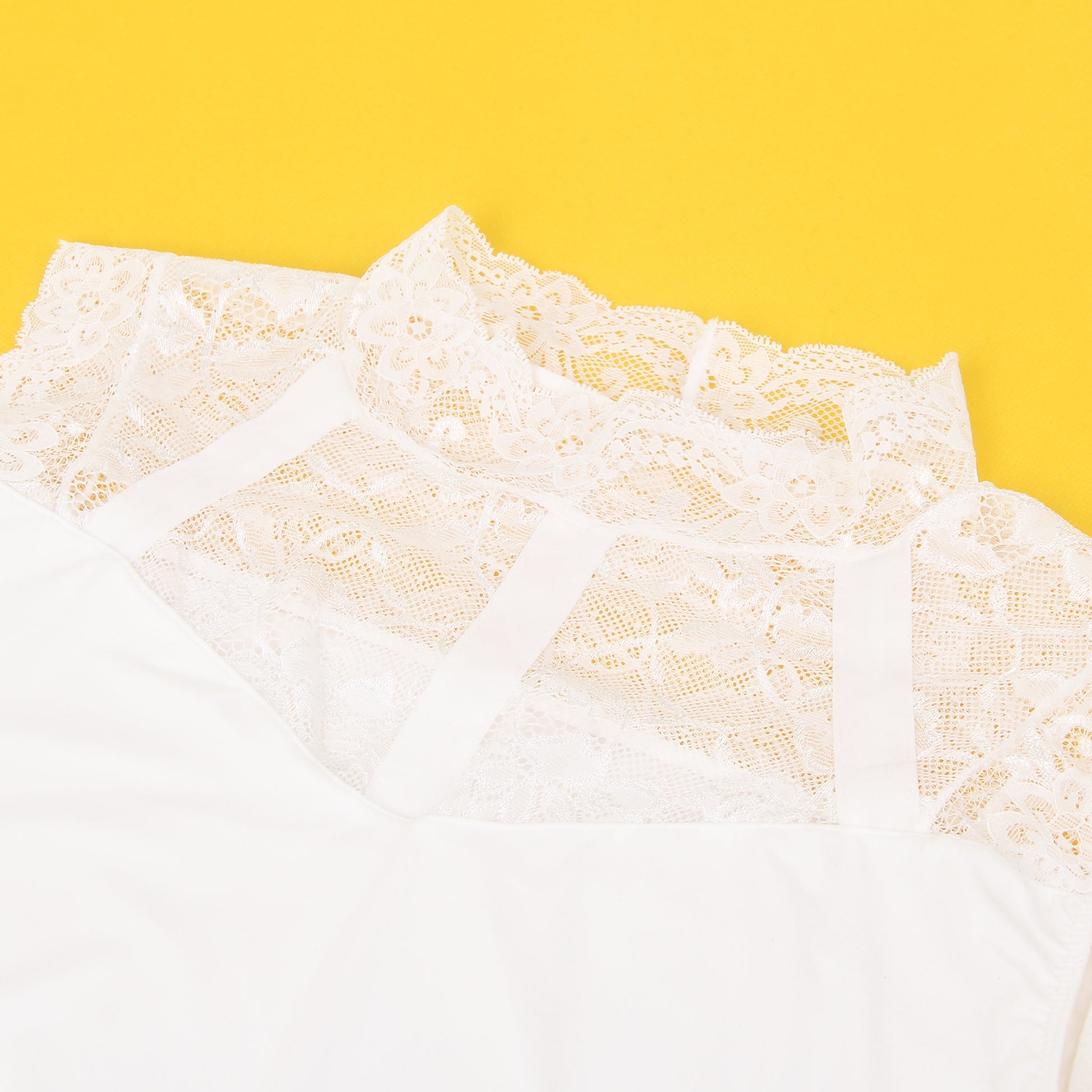 Weißer, sexy Badeanzug aus Spitze, ärmellos, offener Schritt