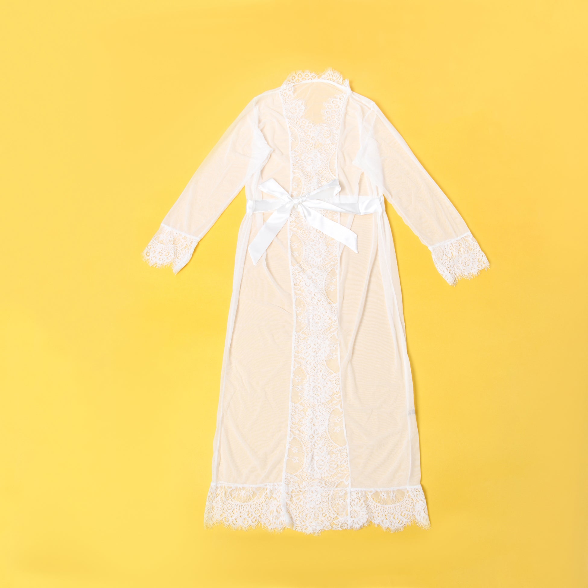 Nuisette longue blanche sexy en dentelle à cils et résille avec ceinture