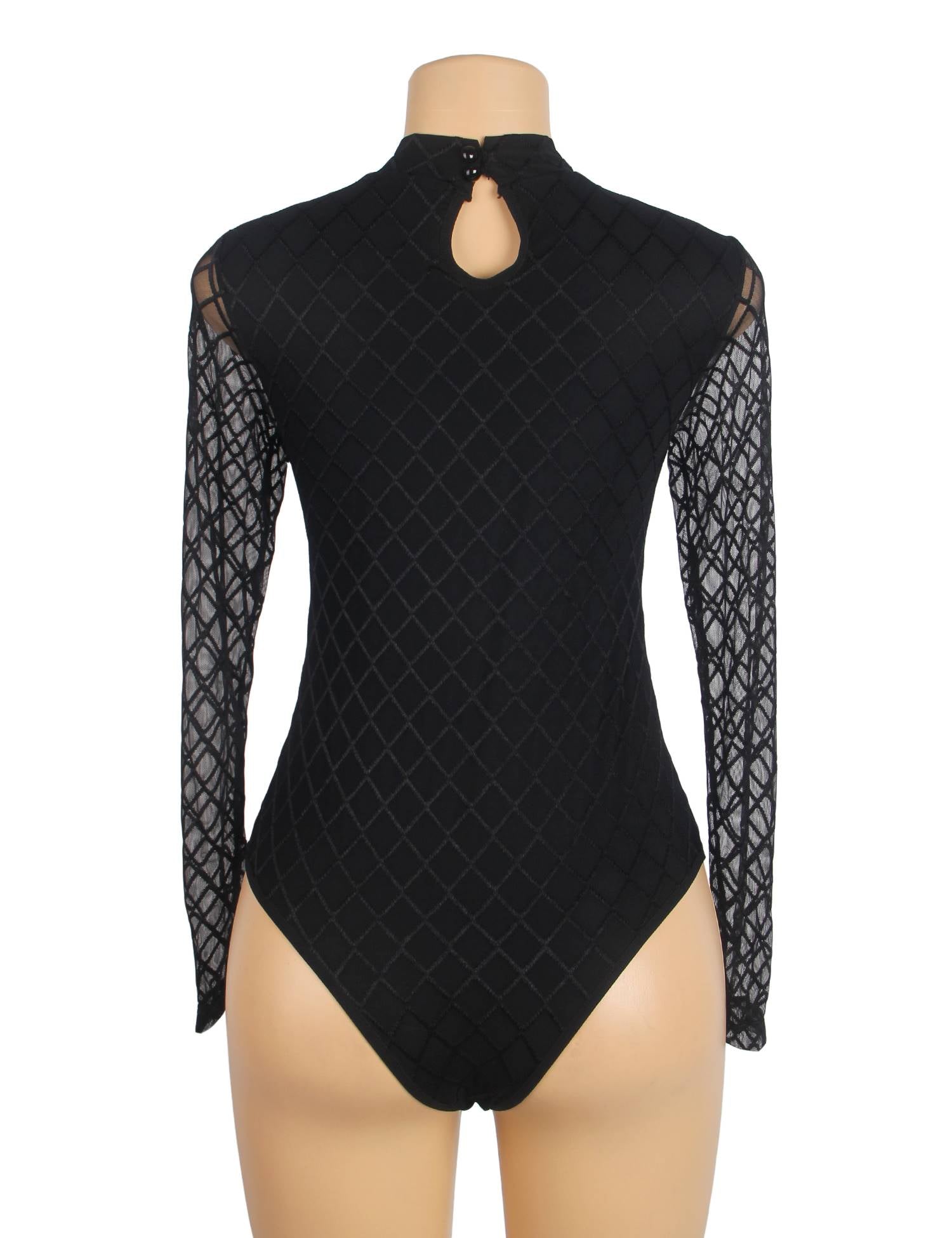 Schwarzer minimalistischer Mesh-Body mit hohem Kragen